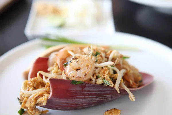 Comida tailandesa padthai fideos fritos con camarones — Foto de Stock