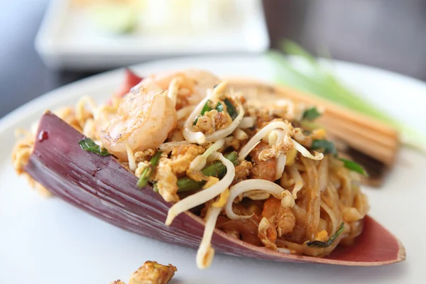 Thaimat padthai stekta nudlar med räkor — Stockfoto