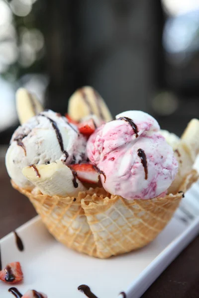 Waffles with ice cream and fruits — Stock Photo, Image