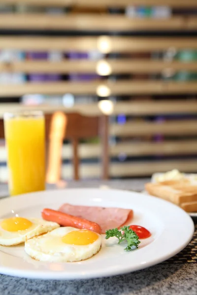 Snídaně se šunkou, vejcem a chleba — Stock fotografie