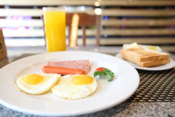 Śniadanie z szynką, jajkiem i chleb — Zdjęcie stockowe