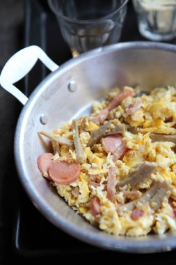 sahanda yumurta malzeme sıcak tava ile