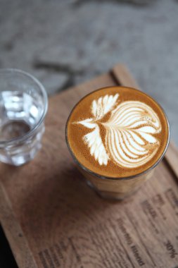 ahşap zemin üzerinde kahve