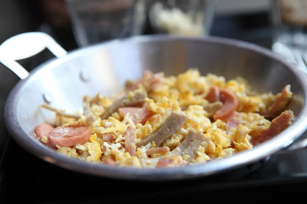 Sahanda yumurta malzeme sıcak tava ile — Stok fotoğraf