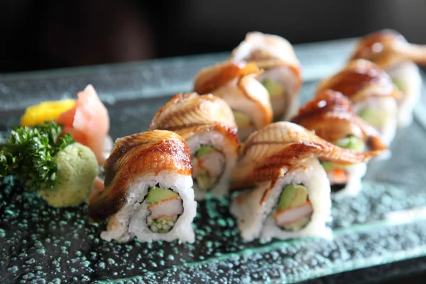 Maki-Sushi mit Aal und Avocado — Stockfoto