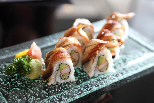 Anguila y sushi maki de aguacate — Foto de Stock