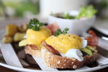 yumurta benedict