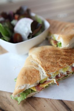 sandviç yumurta ve avokado