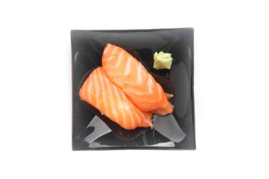 Beyaz arka planda izole somon suşi