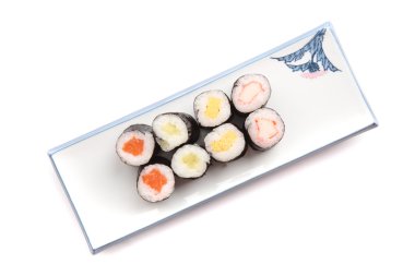 Beyaz arka planda izole maki sushi