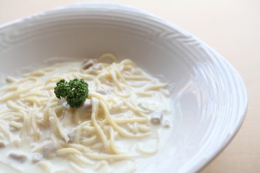 Jambon ve peynirli spagetti.