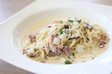 Pastırma ve peynirli spagetti.