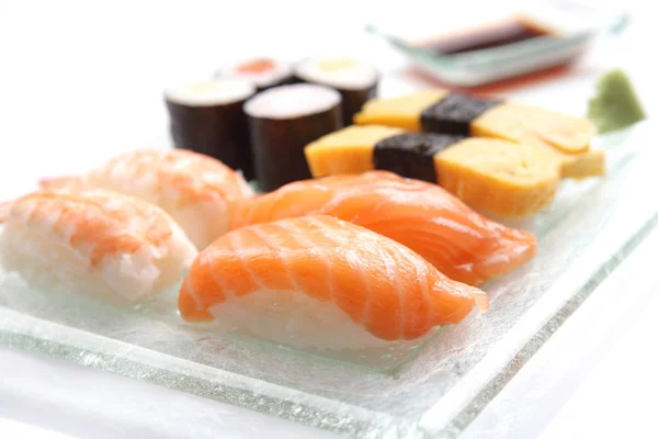 Mélanger les sushis isolés en fond blanc — Photo