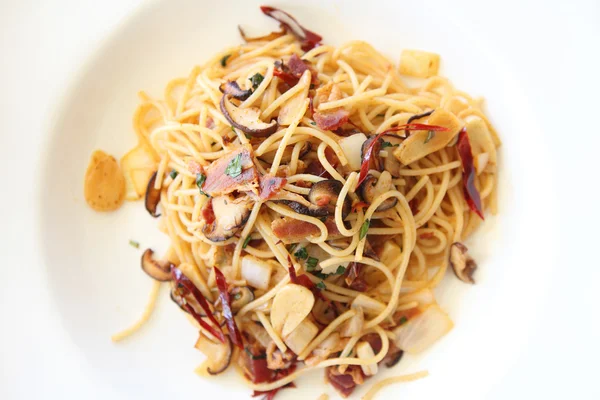 Spaghetti with dried chilli and bacon — Stock Photo, Image