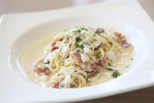 Espaguetis carbonara con tocino y queso —  Fotos de Stock