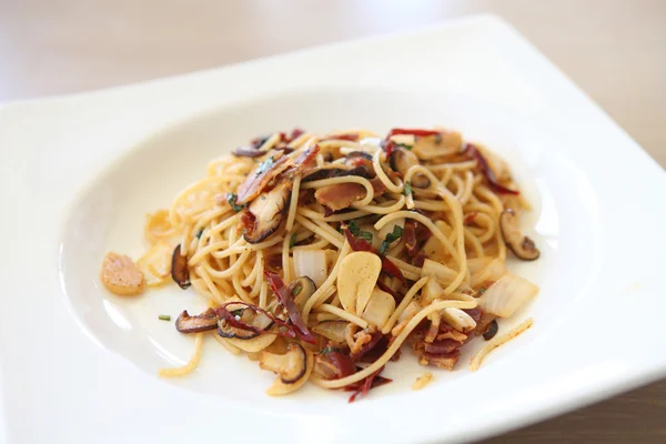 Spaghetti con peperoncino secco e pancetta — Foto Stock