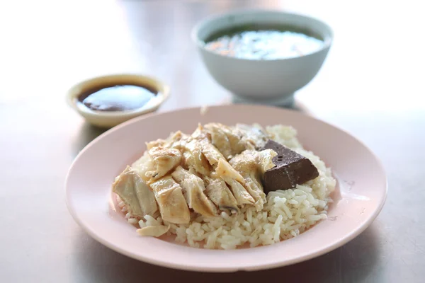 Cuisine thaïlandaise poulet cuit à la vapeur avec riz, khao mun kai in wo — Photo