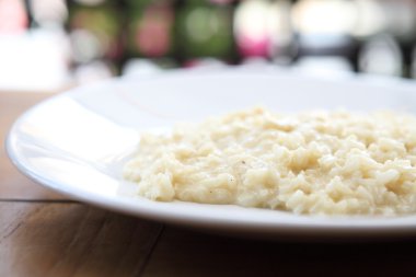 Ahşap arka planda otlu risotto tabağı