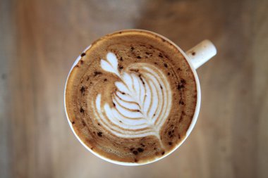 ahşap zemin üzerinde kahve