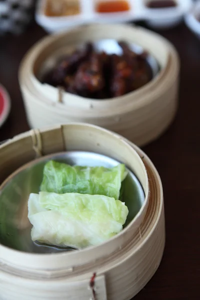 Yumcha, dim sum i bambu ångbåt — Stockfoto