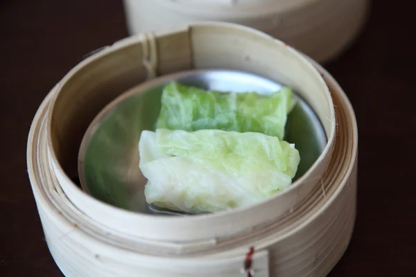 Yumcha, dim sum in bamboe steamer — Stockfoto