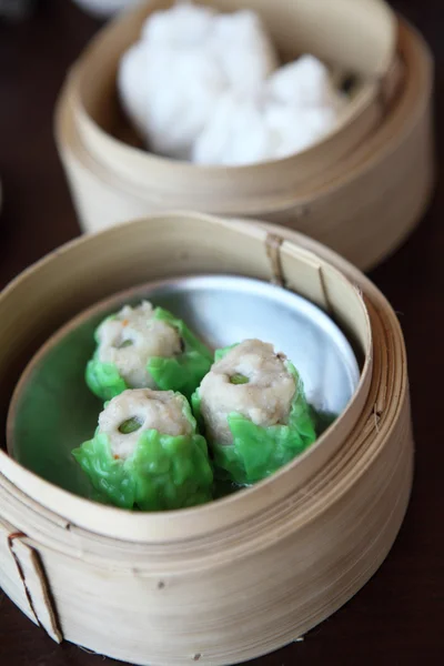 Yumcha, dim sum in bamboe steamer — Stockfoto