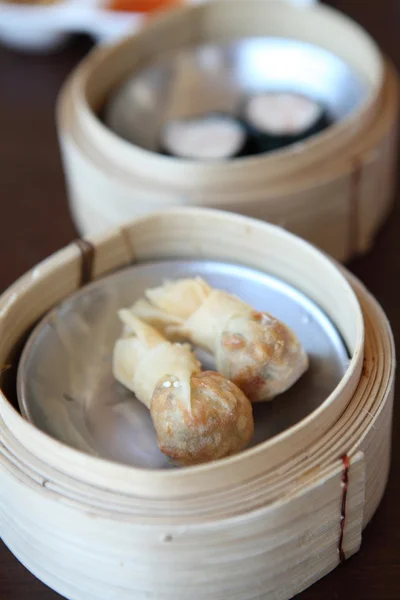 Yumcha, Dim Sum im Bambusdampfer — Stockfoto