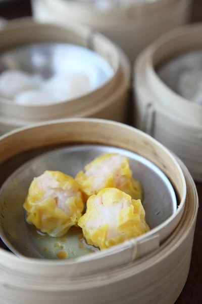 Yumcha, dim sum en bambou vapeur — Photo