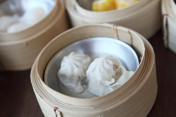 Yumcha, dim sum i bambu ångbåt — Stockfoto