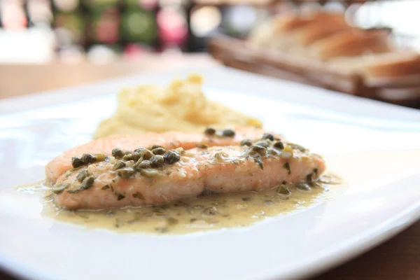 Salmon steak with lemon sauce — Stock Photo, Image