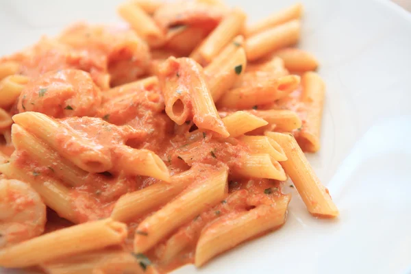 Pasta de penne con salsa de tomate vodka y camarones —  Fotos de Stock