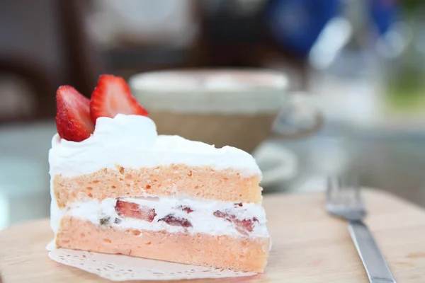 Tarta de fresa sobre madera —  Fotos de Stock