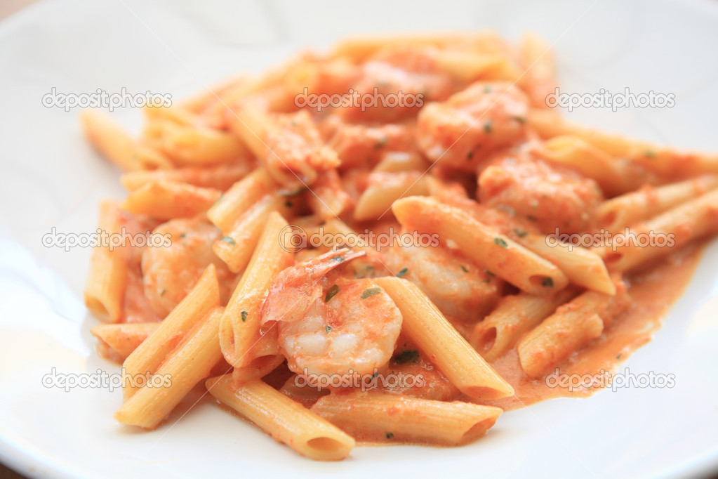 penne pasta with vodka tomato sauce and shrimp