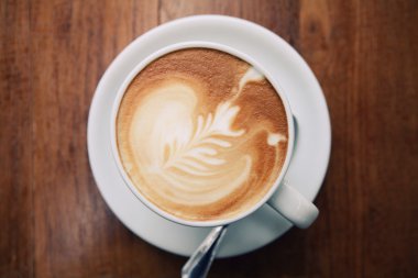 ahşap zemin üzerinde kahve