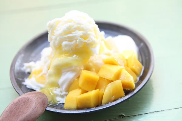 Kesilmiş buz tatlı taze mango ile — Stok fotoğraf
