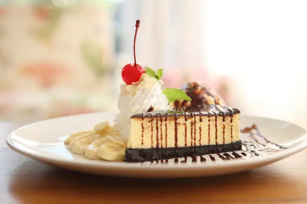 Çikolata soslu Cheesecake — Stok fotoğraf