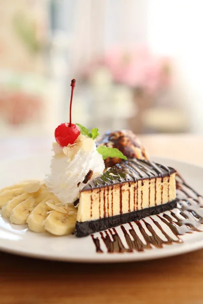 Bolo de queijo com molho de chocolate — Fotografia de Stock