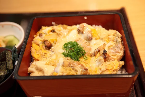 Porco frito em butadon de arroz — Fotografia de Stock