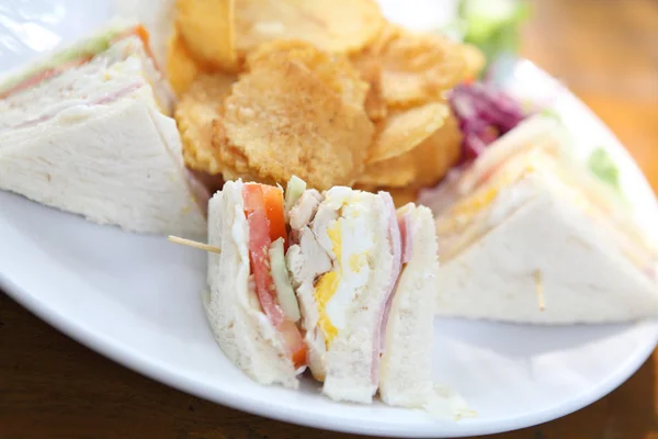 Club sandwich med på trä bakgrund — Stockfoto