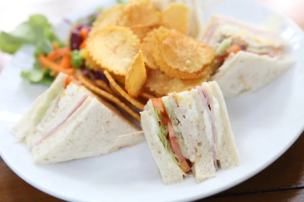 Club sandwich z na tle drewna — Zdjęcie stockowe