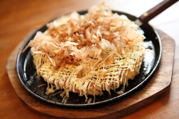 Comida japonesa okonomiyaki, pizza japonesa — Foto de Stock