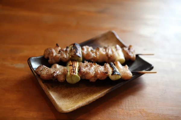 Comida japonesa pollo Yakitori a la parrilla —  Fotos de Stock