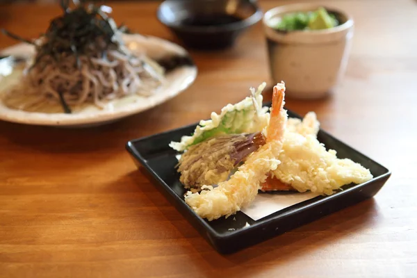 Soba Nudeln mit gebratenen Garnelen — Stockfoto