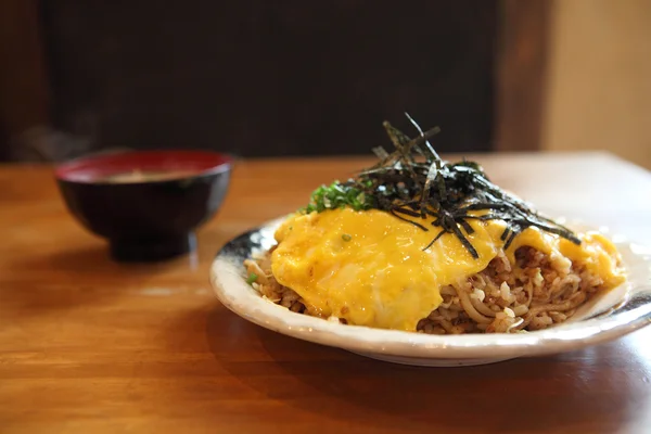 Arroz frito estilo japonês, omu soba meshi teishoku — Fotografia de Stock