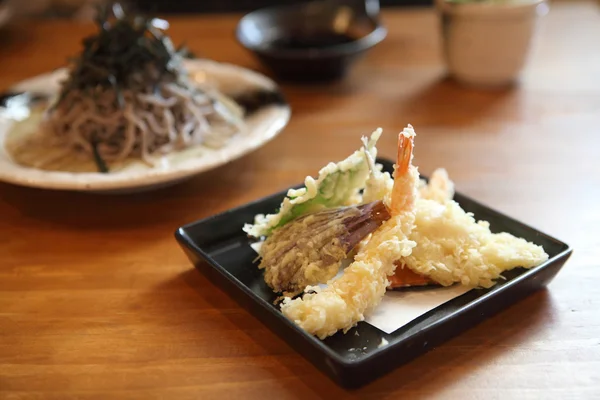 Soba Nudeln mit gebratenen Garnelen — Stockfoto