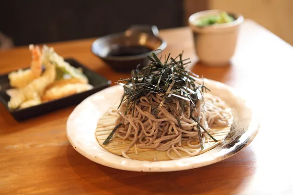 Tagliatelle di soba con gamberetti fritti — Foto Stock