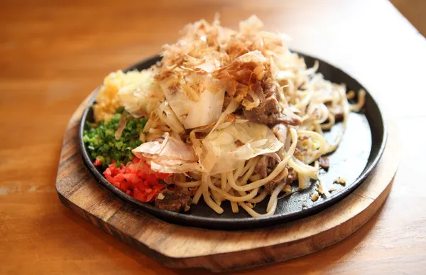 Cozinha japonesa, macarrão frito Yakisoba — Fotografia de Stock