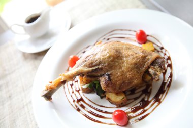 ördek confit, yaban mersini soslu kızarmış ördek