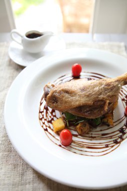 ördek confit, yaban mersini soslu kızarmış ördek