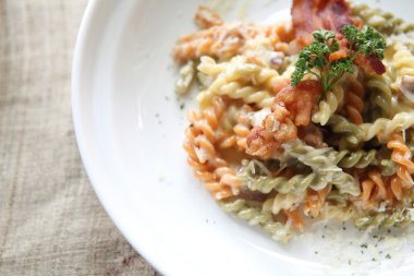 Düdük spagetti carbonara